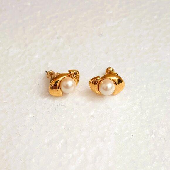 Monet Vtg Ribbed Pearl Earrings Gold Tone Stud/Post - Picture 6 of 8